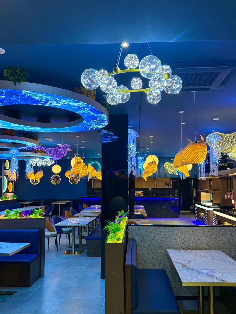 Salón del restaurante Pacific Wok, con decoración marina y ambiente acogedor.